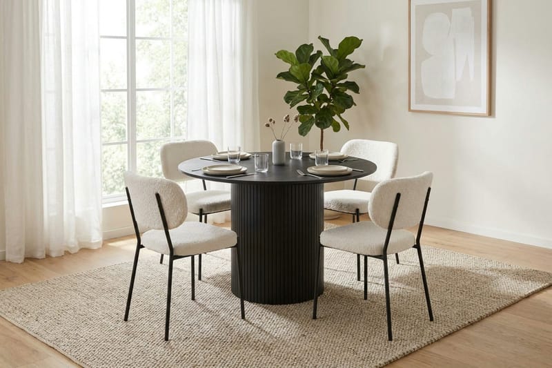 Kopparbo Matgrupp runt 110 cm Svart med 4 Gemmiano Matstolar - Svartlaserad ek - Products - Möbler - Bord & matgrupp - Matgrupp